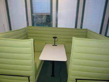 Vitra Alcove Cabin mit Tisch und Lampe