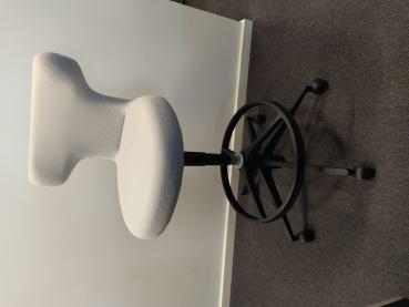VITRA Pivot High Stool mit Fußring