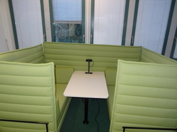Vitra Alcove Cabin mit Tisch und Lampe