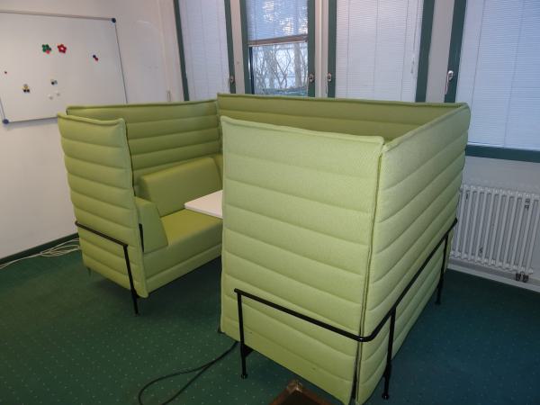 Vitra Alcove Cabin mit Tisch und Lampe