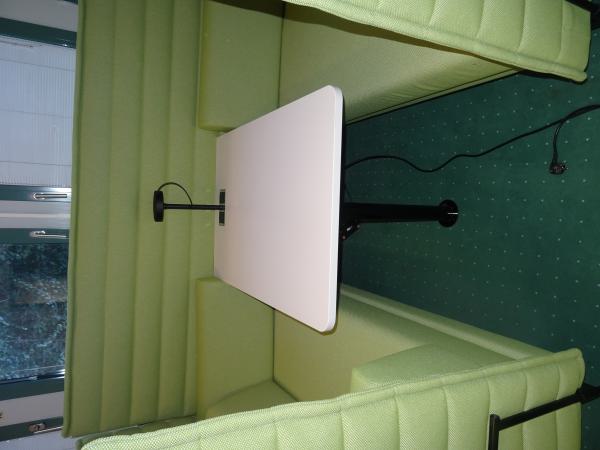 Vitra Alcove Cabin mit Tisch und Lampe